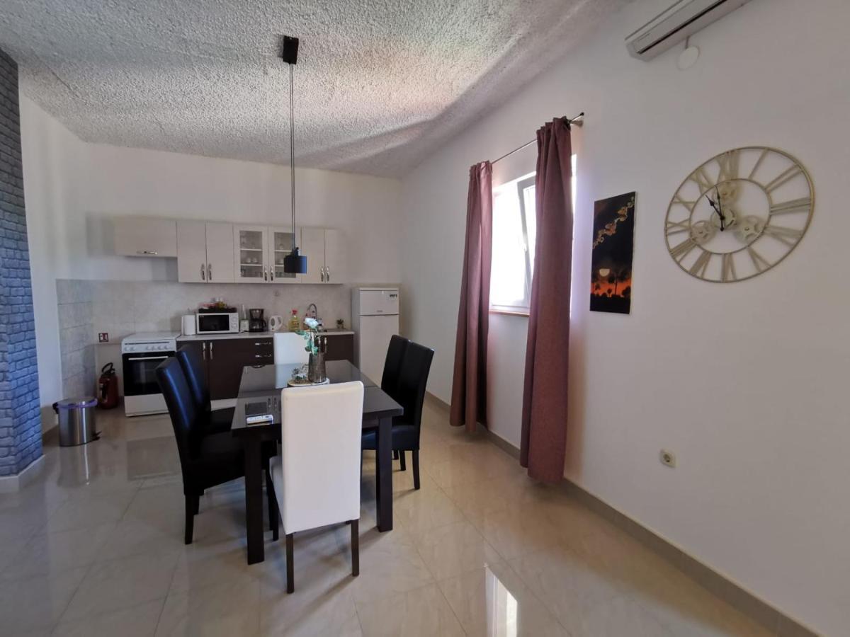 Priska Apartment Kastela Exterior photo