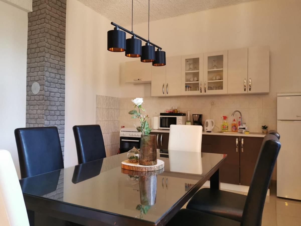 Priska Apartment Kastela Exterior photo