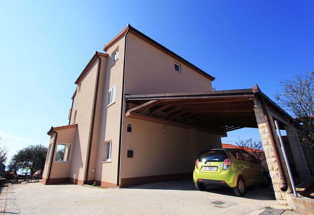 Priska Apartment Kastela Exterior photo