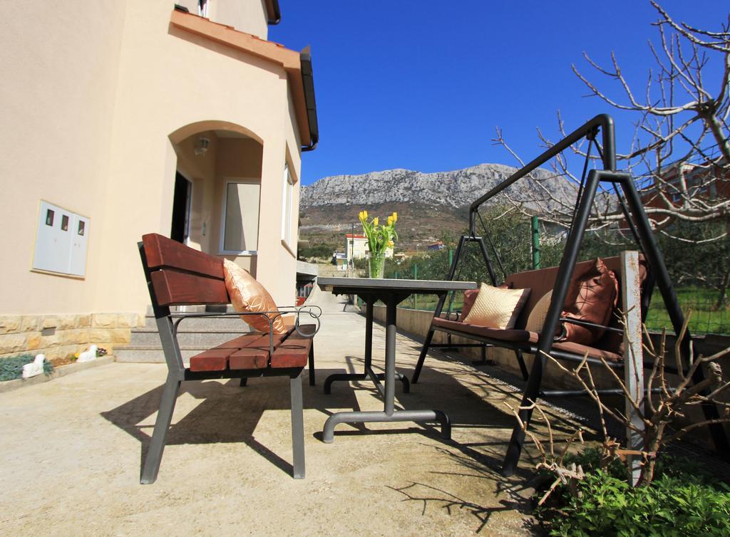 Priska Apartment Kastela Exterior photo