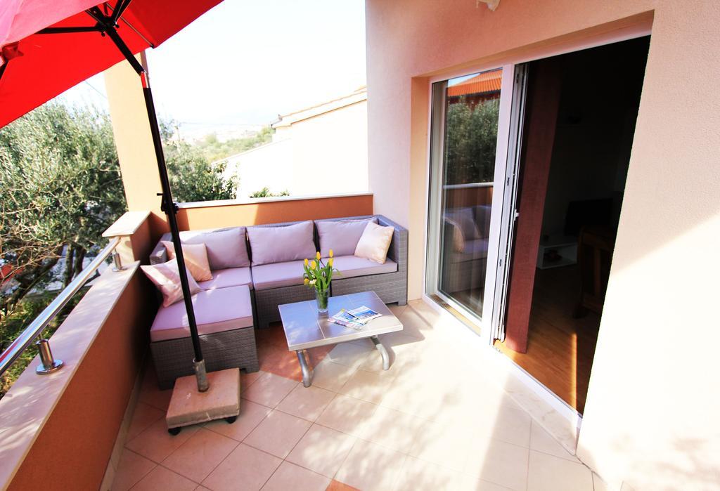 Priska Apartment Kastela Exterior photo