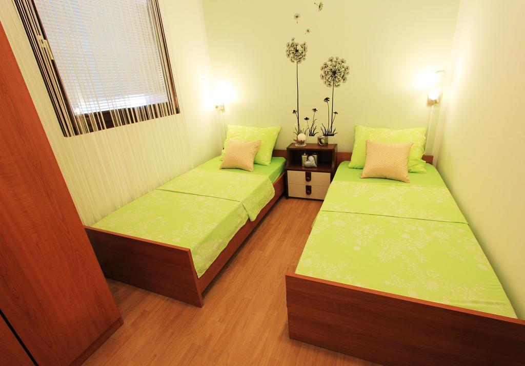 Priska Apartment Kastela Exterior photo