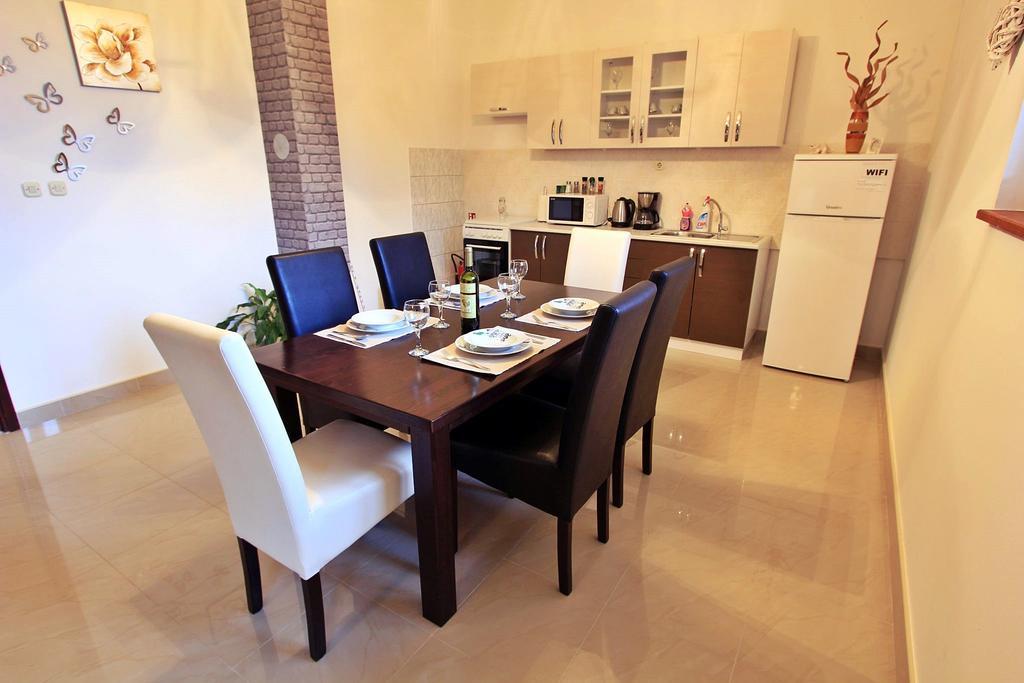 Priska Apartment Kastela Exterior photo