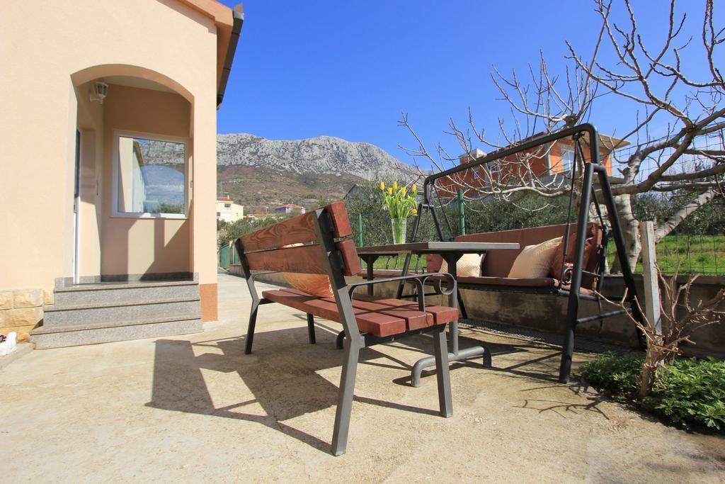 Priska Apartment Kastela Exterior photo